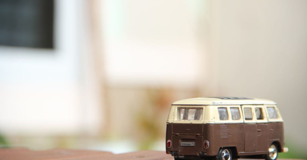Close-up model skala van Volkswagen kuno dengan latar belakang buram dan efek bokeh.