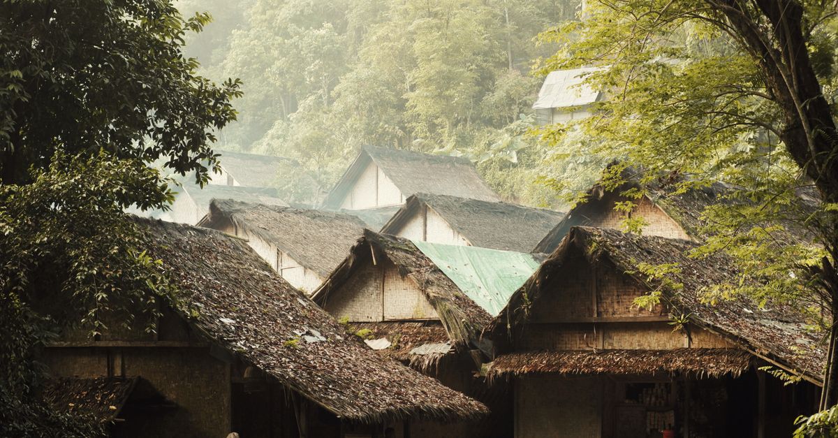 Rumah bambu rustik dikelilingi oleh pepohonan rimbun di Banten, Indonesia, menampilkan arsitektur tradisional. Rumah bambu rustik dikelilingi oleh pepohonan rimbun di Banten, Indonesia, menampilkan arsitektur tradisional.