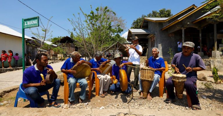 Pertunjukan musik tradisional yang meriah di Maumere, Nusa Tenggara Timur, menampilkan musisi lokal.