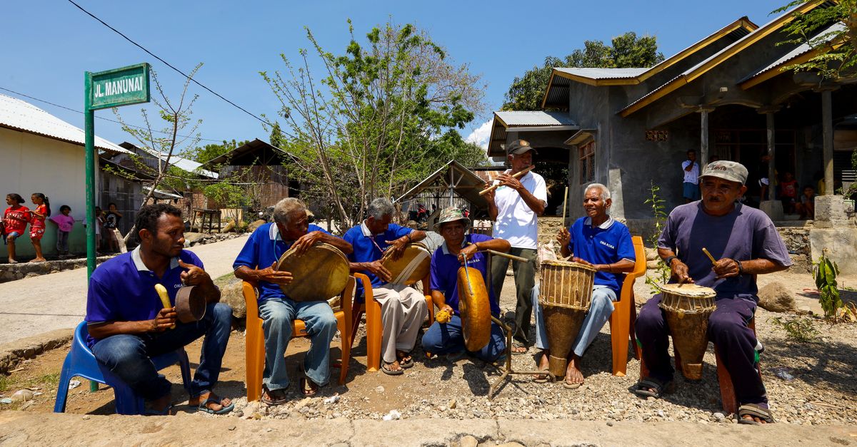 Pertunjukan musik tradisional yang meriah di Maumere, Nusa Tenggara Timur, menampilkan musisi lokal.