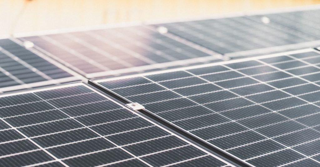 Tampilan detail dari susunan panel surya di atap yang menangkap sinar matahari untuk produksi energi terbarukan.