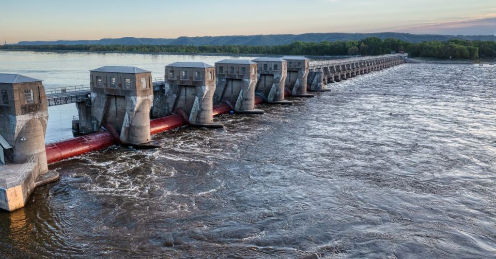 Pemandangan menakjubkan dari bendungan di Sungai Mississippi di Minnesota di bawah langit biru yang cerah.