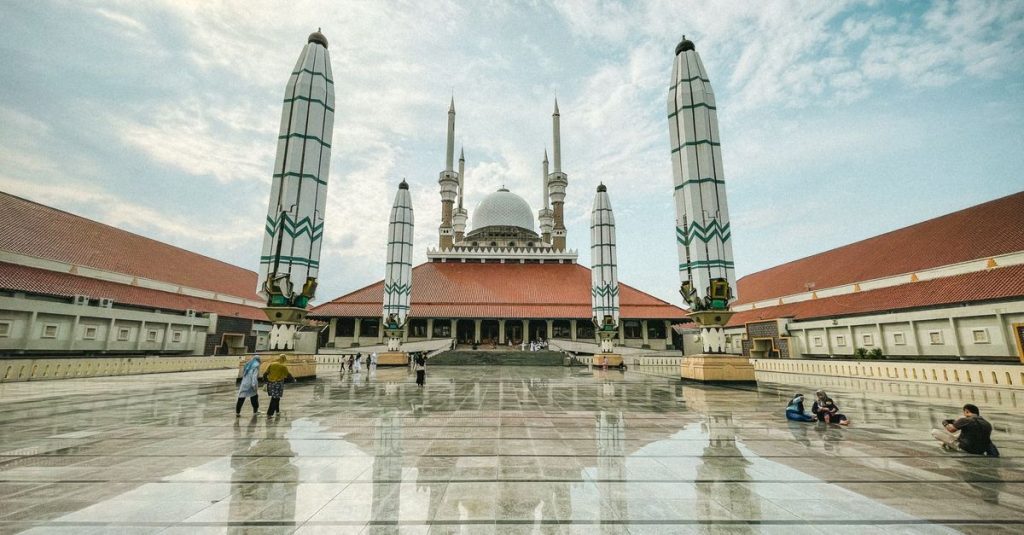 Arsitektur menakjubkan Masjid Agung Jawa Tengah di Semarang, Indonesia, mencerminkan warisan budaya.