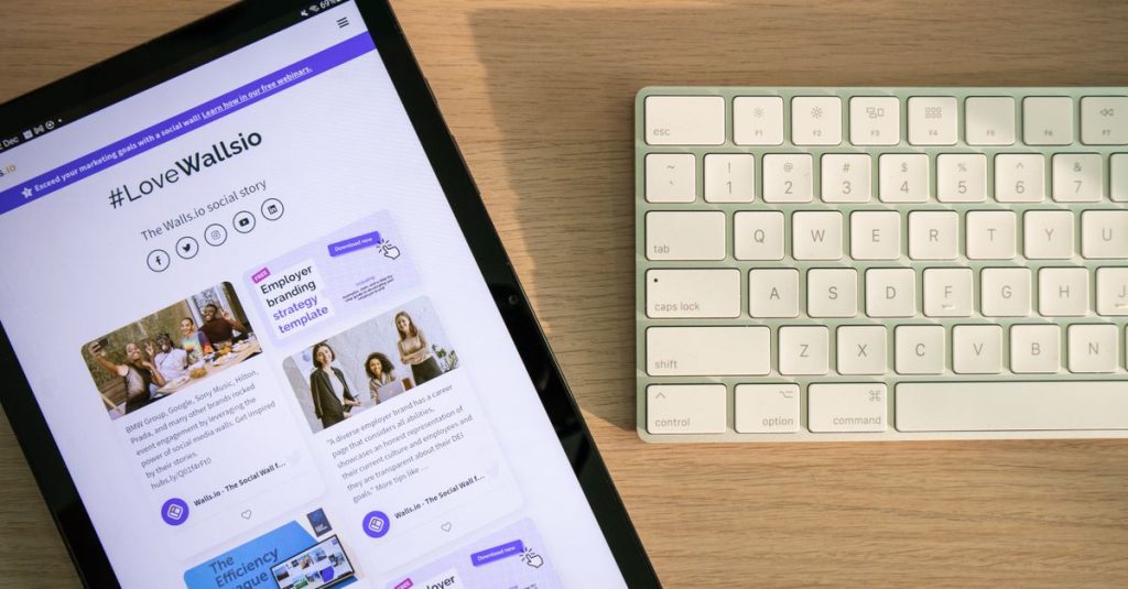 Tablet yang menampilkan media sosial di meja dengan keyboard, menyoroti konektivitas dan teknologi.