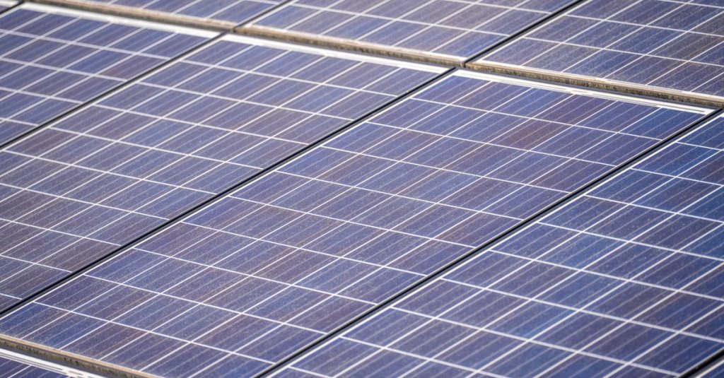 Tampilan rinci panel surya di ladang surya yang menonjolkan teknologi energi terbarukan.