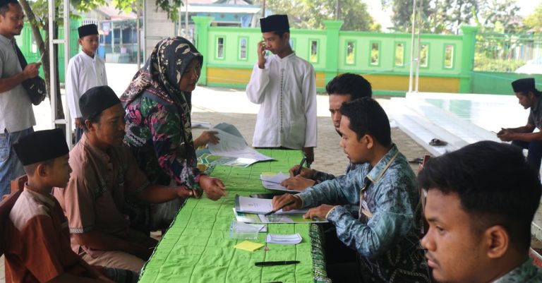 Orang-orang berkumpul di luar untuk pendaftaran pemilih, terlibat dalam partisipasi masyarakat.