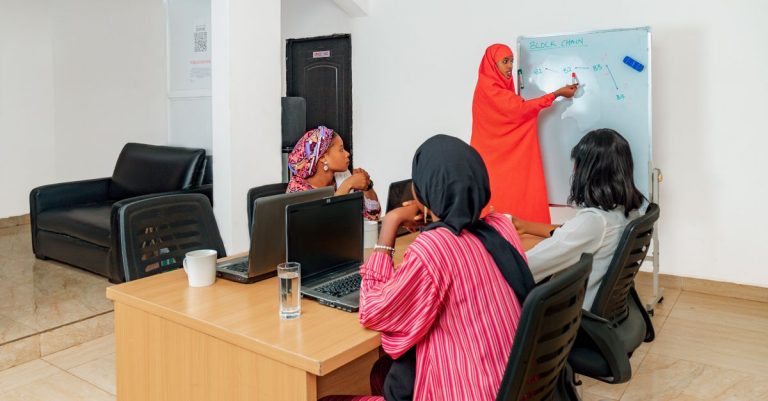 Sekelompok wanita yang mengikuti kelas teknologi dengan fokus pada blockchain.