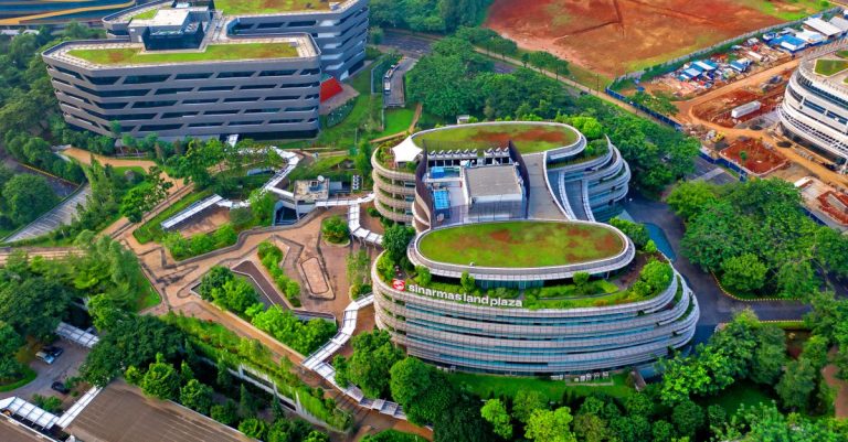 Foto udara yang menakjubkan dari Sinarmas Land Plaza dengan atap hijau di Sindang Jaya, Banten.