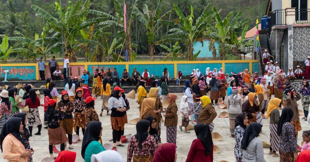 Festival budaya yang meriah di Pacitan, Indonesia dengan penduduk lokal mengenakan pakaian tradisional.