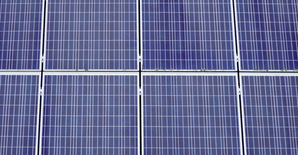 Tampilan detail dari panel surya yang menampilkan teknologi energi terbarukan.