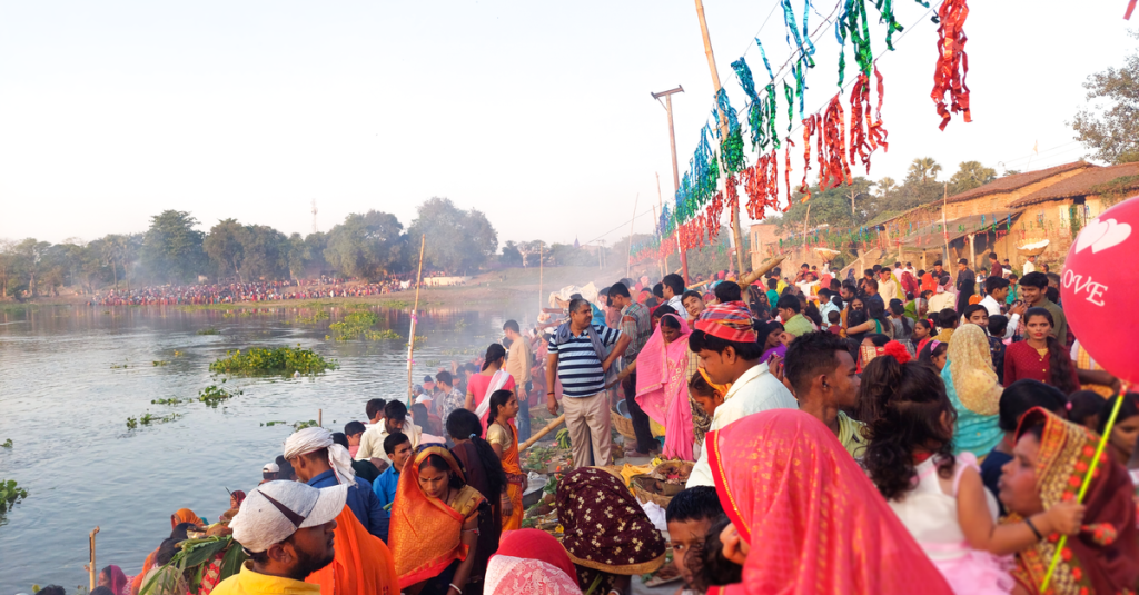 Kerumunan merayakan festival tradisional di tepi danau di Birpur, India dengan pakaian dan dekorasi berwarna-warni.