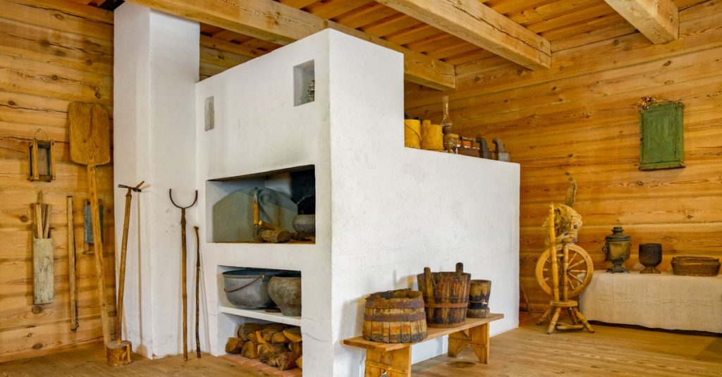 Interior kabin yang rustic dengan dekorasi vintage, menampilkan furnitur kayu dan alat-alat lama.