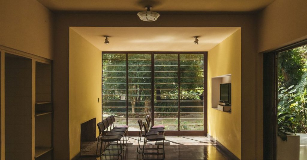 Kamar elegan di São Paulo yang menampilkan desain modern dan cahaya alami.