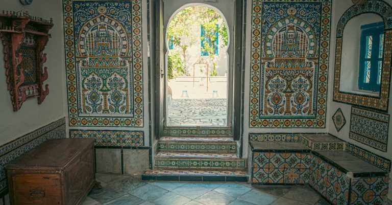 Jelajahi interior mozaik Tunisia yang anggun, menampilkan arsitektur tradisional dan dekorasi yang vibrant.