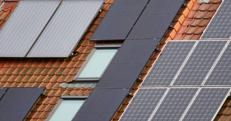Tampilan dekat panel surya pada atap genteng, memamerkan solusi energi berkelanjutan.