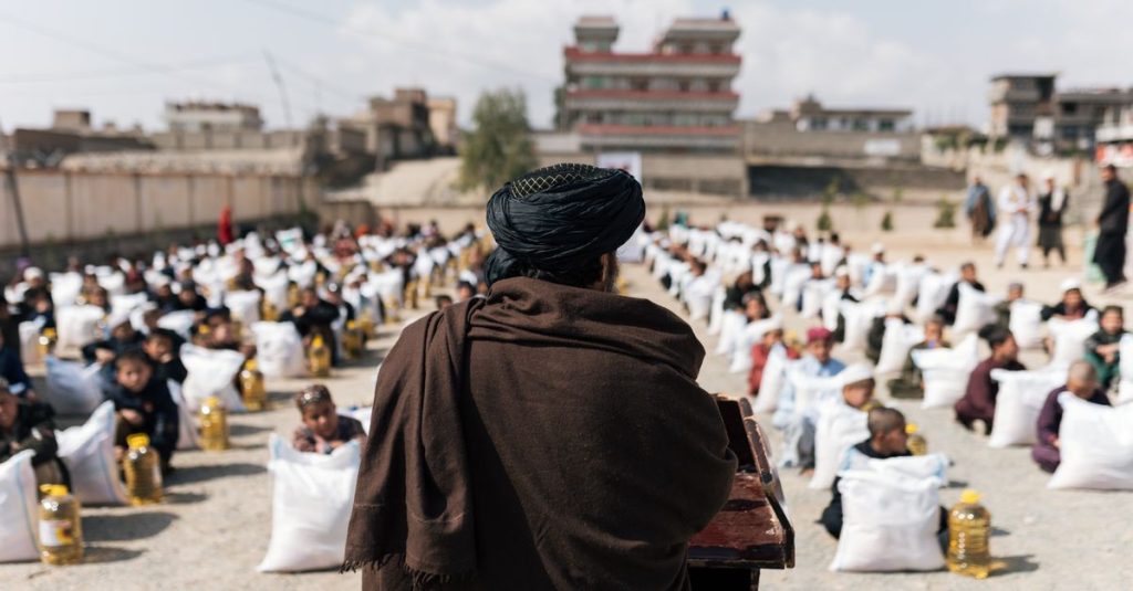 Massa berkumpul untuk acara penyaluran bantuan kemanusiaan di Afghanistan.