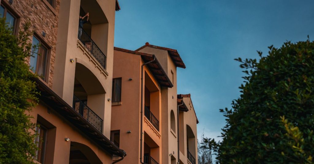 Pemandangan menakjubkan arsitektur bergaya Italia di bawah cahaya hangat matahari terbenam Thailand, dibingkai oleh tanaman hijau subur.