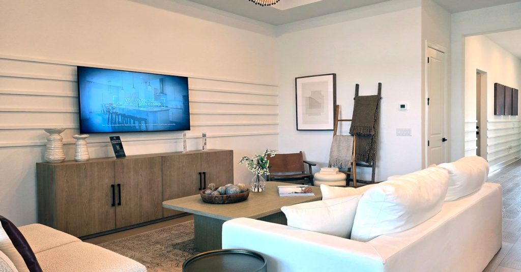 Ruang tamu yang stylish dengan dekorasi modern dan nada netral.