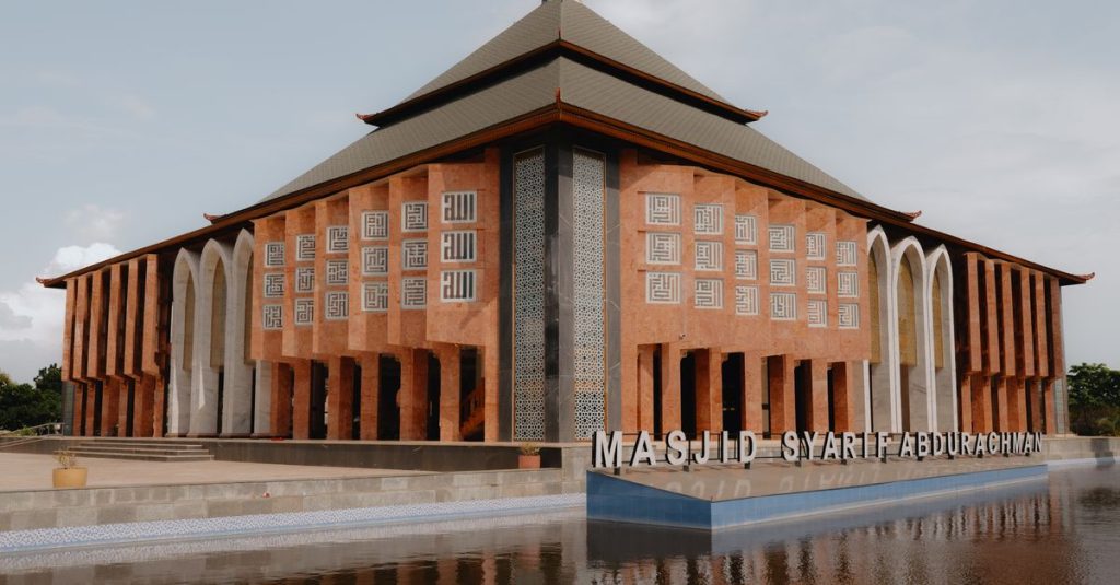 Arsitektur menakjubkan Masjid Syarif Abdurachman di Cirebon, menampilkan elemen desain Islami.