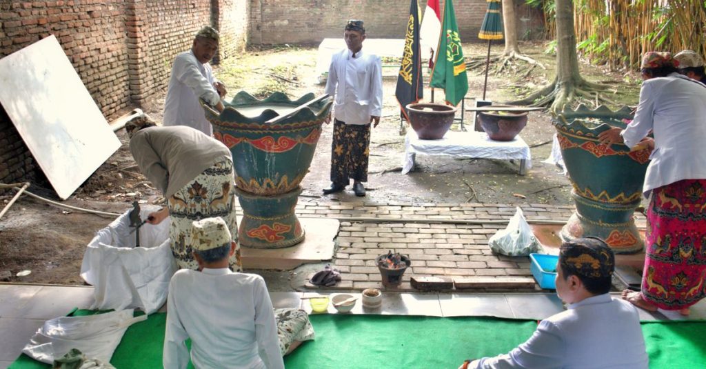 Upacara ritual tradisional Indonesia yang berlangsung di luar ruangan di Jawa Barat dengan peserta mengenakan pakaian adat.