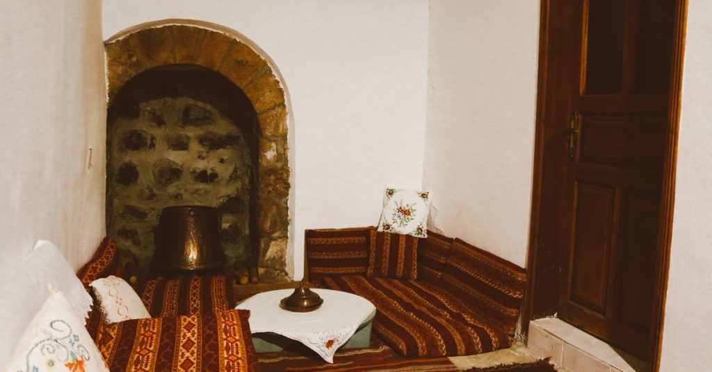 Area duduk tradisional Turki menampilkan bantal berwarna-warni dan dekorasi pedesaan, memberikan suasana yang mengundang dan hangat.