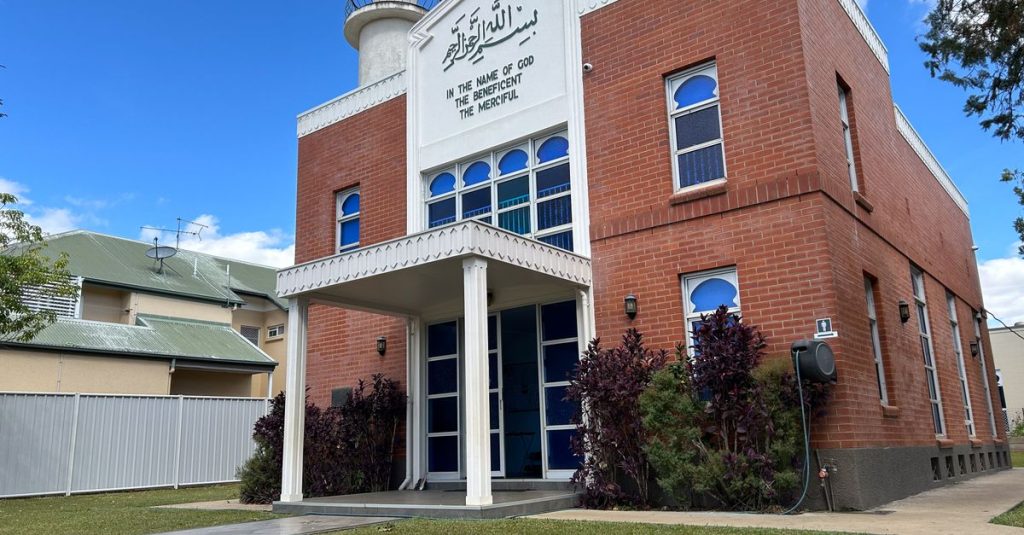 Gambar semarak Masjid Mareeba yang diambil pada hari cerah di Queensland, Australia.