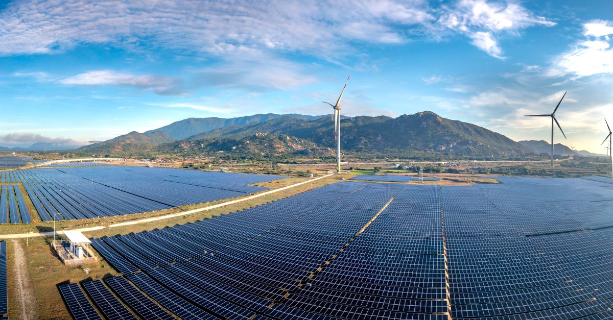 Pemandangan udara panel surya dan turbin angin di Ninh Thuan, Vietnam, memamerkan solusi energi berkelanjutan.