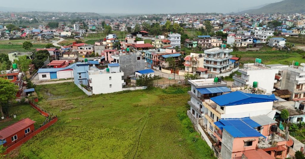Foto udara yang menangkap lingkungan permukiman yang beragam dan berwarna-warni di musim panas, Nepal.
