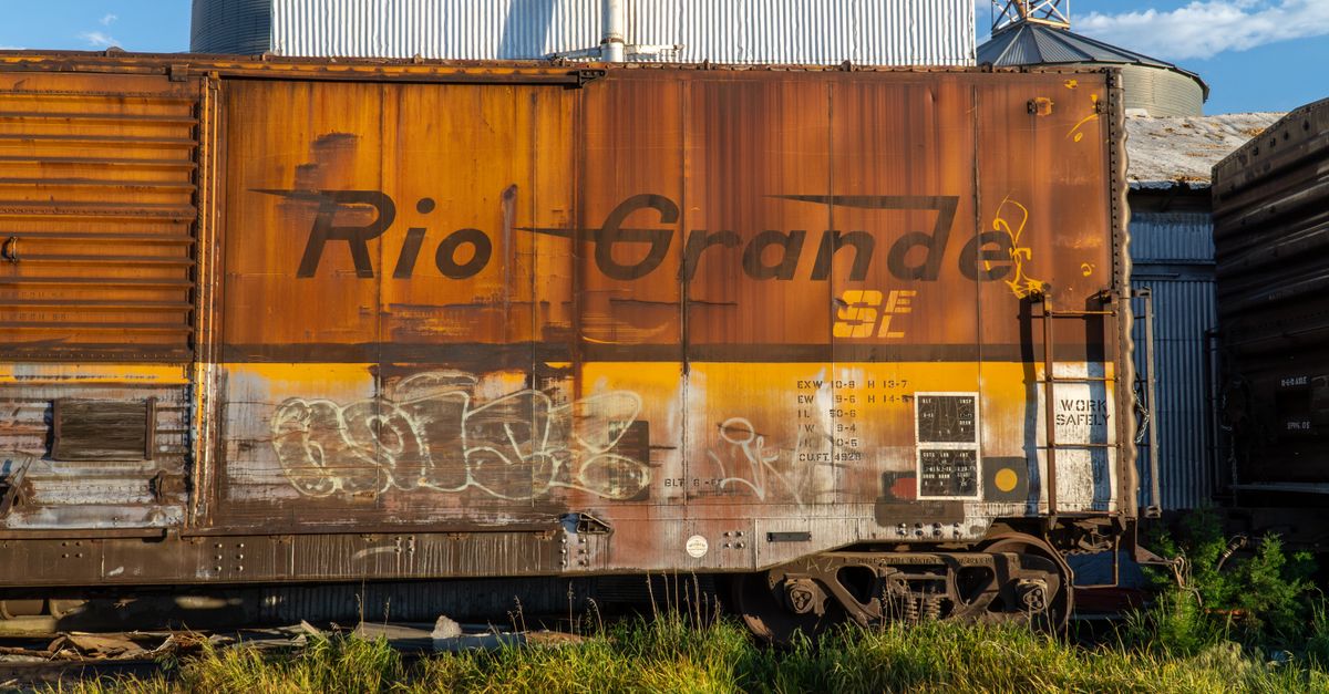 Keretapi kotak vintage Rio Grande dengan graffiti, terletak di Strasburg, Colorado, AS.