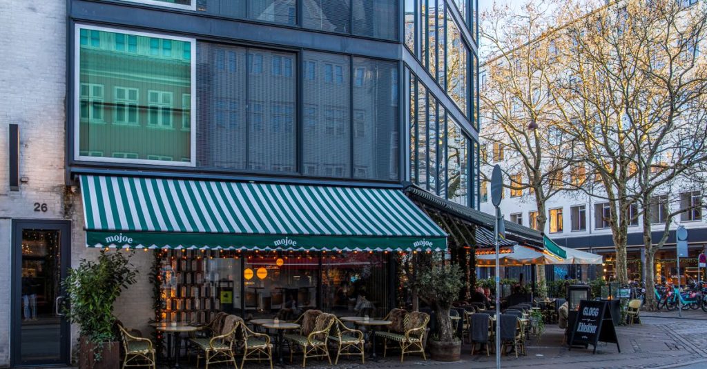 Sebuah kafe nyaman dengan tenda bergaris hijau di Gothersgade, Kopenhagen, Denmark.