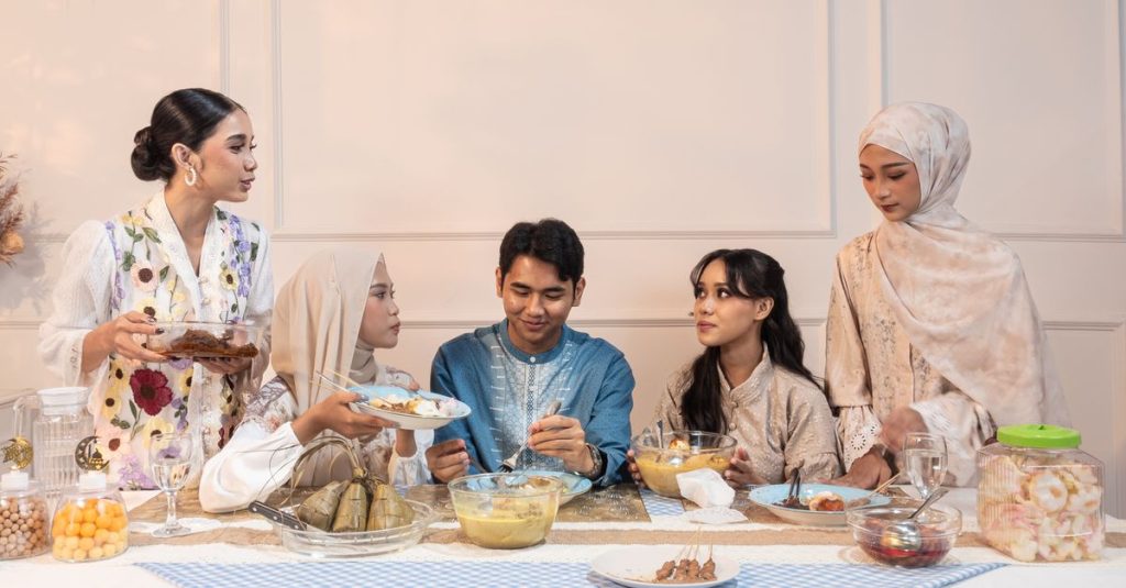 Sebuah keluarga Indonesia menikmati hidangan tradisional selama Ramadan di Jakarta.