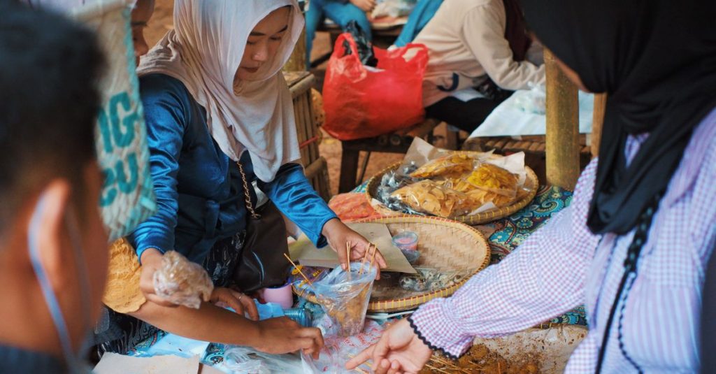 Pasar yang hidup di Jawa Barat dengan penduduk setempat yang menjual camilan dan barang-barang tradisional Indonesia.