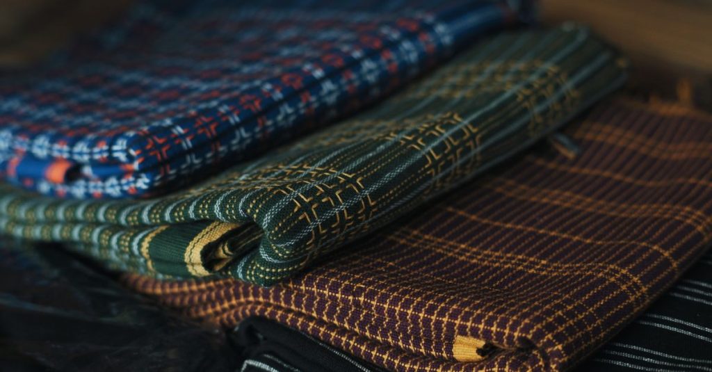 Tampilan dekat kain batik tradisional berwarna-warni di Banten, menampilkan pola yang rumit dan warna yang kaya.