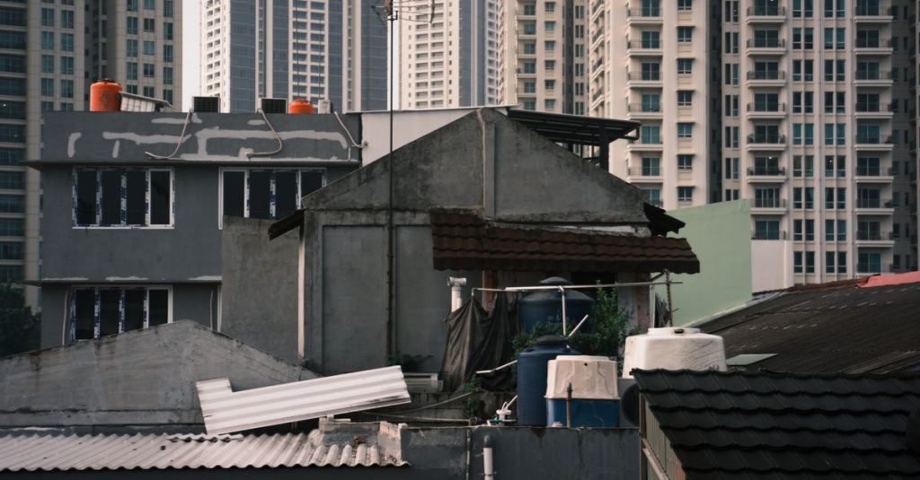 Pemandangan langit Jakarta dengan gedung-gedung tinggi dan atap perkotaan yang kontras.