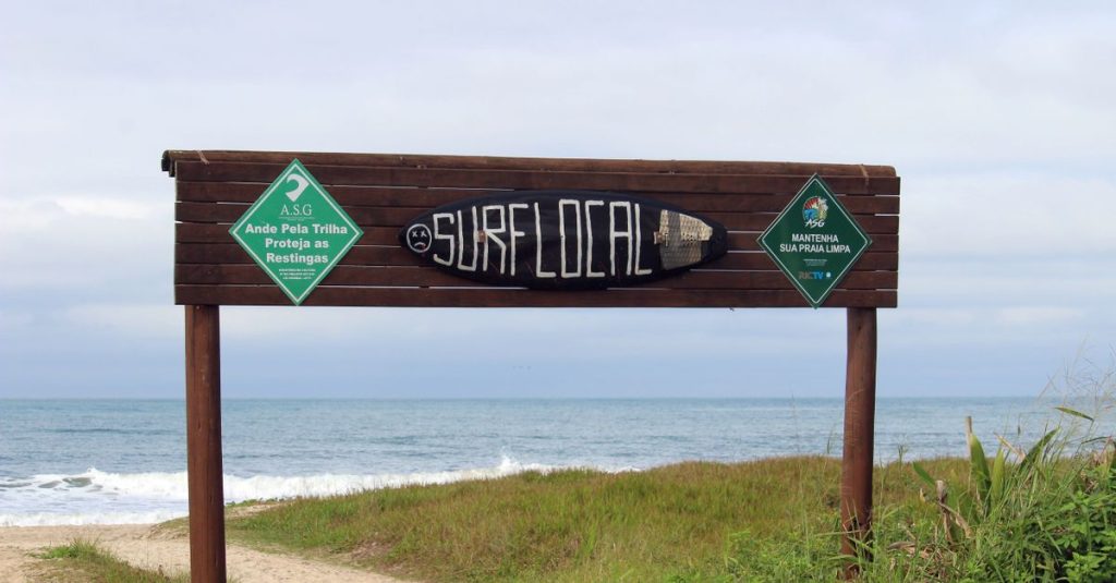 Tanda Surf Lokal dan pemandangan pantai di Guaratuba, Paraná, Brasil, dengan pemandangan laut.
