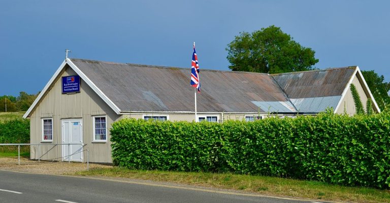Sebuah gedung British Legion dengan bendera Union Jack di hari yang cerah.