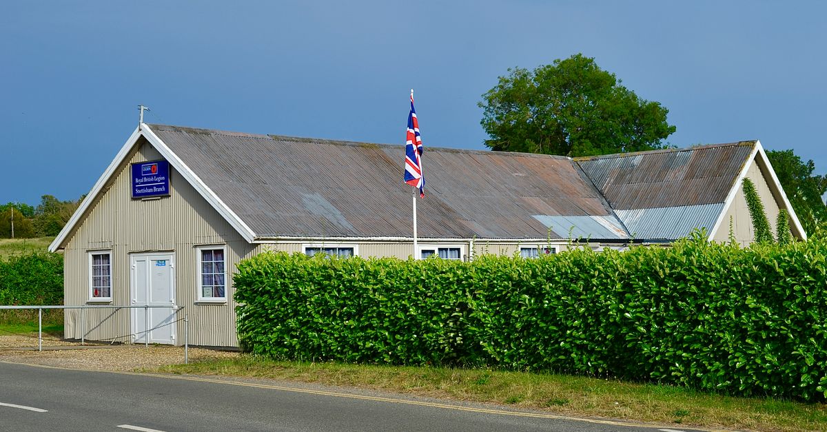 Sebuah gedung British Legion dengan bendera Union Jack di hari yang cerah.