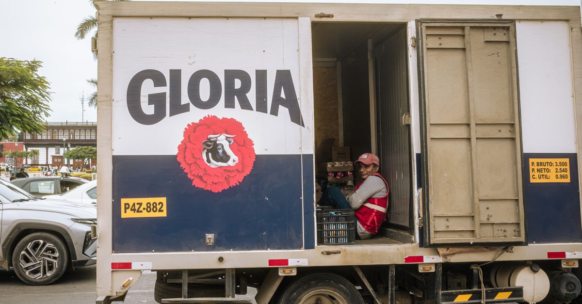 Diambil di Trujillo, Peru, menampilkan truk bermerek Gloria dan kehidupan jalanan perkotaan.