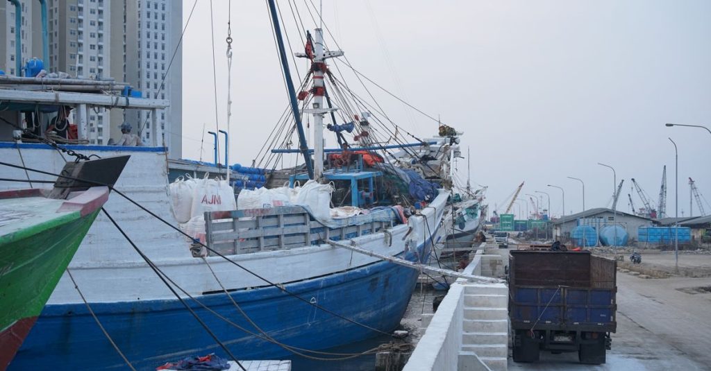 Kapal tradisional berwarna-warni berlabuh di Pelabuhan Sunda Kelapa di Jakarta, Indonesia.