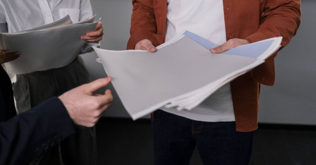 Profesional bisnis mendiskusikan contoh desain interior selama pertemuan proyek.