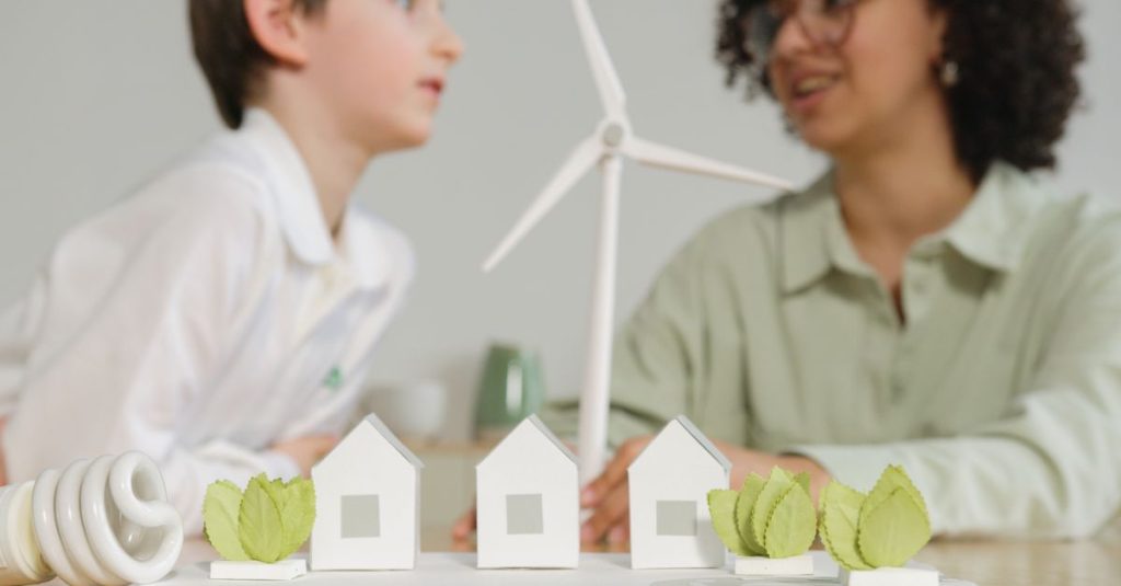 Anak-anak terlibat dalam pembelajaran tentang energi terbarukan dengan turbin angin dan model ramah lingkungan di lingkungan kelas.