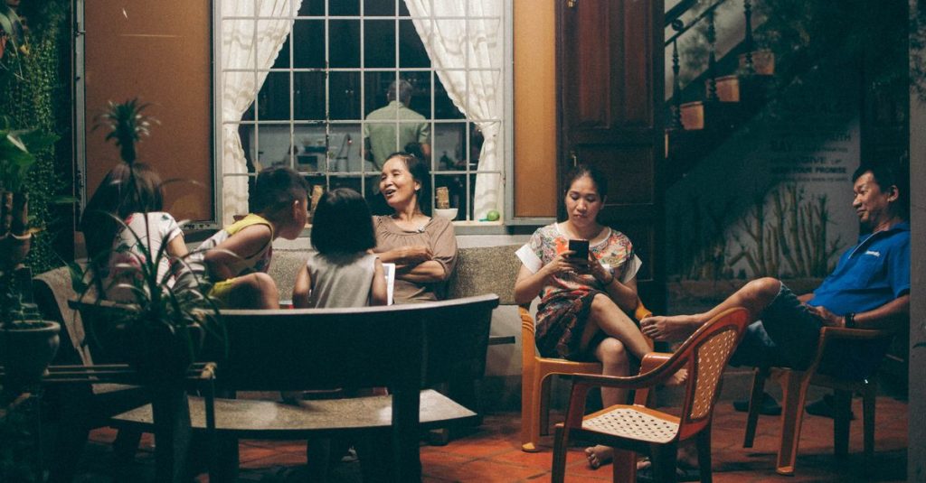 Kumpul keluarga yang hangat di teras di Vietnam, dengan obrolan ceria dan momen kebersamaan.