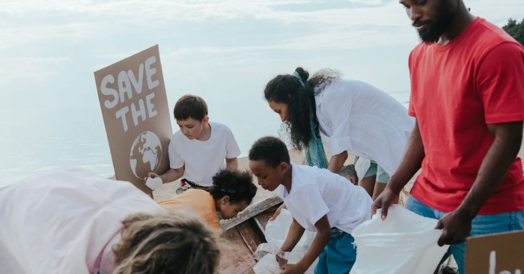 Sekelompok relawan yang beragam membersihkan pantai, mempromosikan perlindungan lingkungan dan kerjasama.
