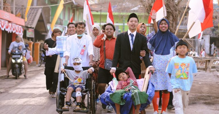 Prosesion gembira merayakan dengan bendera Indonesia di Garut, Indonesia, yang menampilkan semangat komunitas.